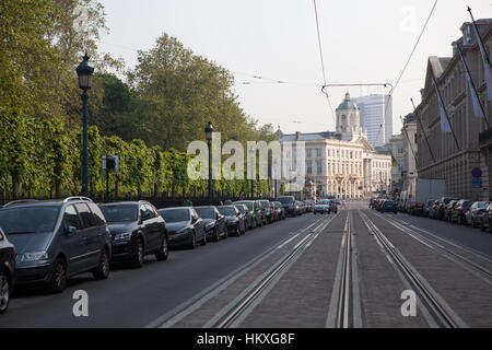 Eine stark befahrenen Straße führt zum Royal Marienkirche bergab in Brüssel, Belgien Stockfoto