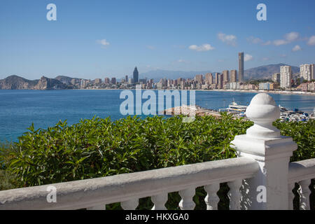 Benidorm Balcon del Mediterraneo Mittelmeer weiße Balustrade in Alicante Spanien Stockfoto