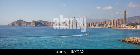 Ein kleiner Trawler in Benidorm Bucht segeln Stockfoto