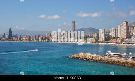 Scape Stadtpanorama, Skyline der Stadt und Wolkenkratzern. Benidorm, Spanien Stockfoto