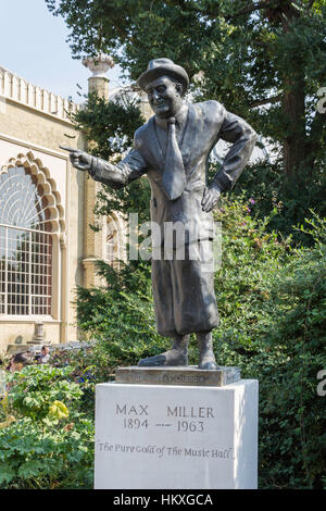 Bronzestatue des Komikers Max Miller, Pavilion Gardens, Brighton, East Sussex, England, Vereinigtes Königreich Stockfoto