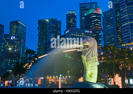 Merlion und Central Business District-Singapur Stockfoto