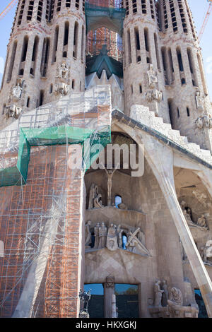 Barcelona, Spanien-15 April 2013: Frontale Ansicht dieses Meisterwerk der Architektur, La Sagrada Familia von Antoni Gaudi. Barcelona. Spanien Stockfoto