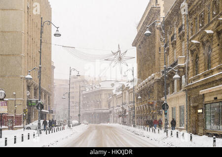 Bukarest, Rumänien - 6. Januar 2017: Harte Verkehr im Winter Schnee-Sturm im Zentrum von Bukarest Stadt. Stockfoto