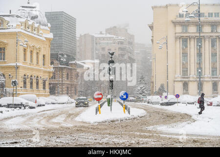 Bukarest, Rumänien - 6. Januar 2017: Harte Verkehr im Winter Schnee-Sturm im Zentrum von Bukarest Stadt. Stockfoto