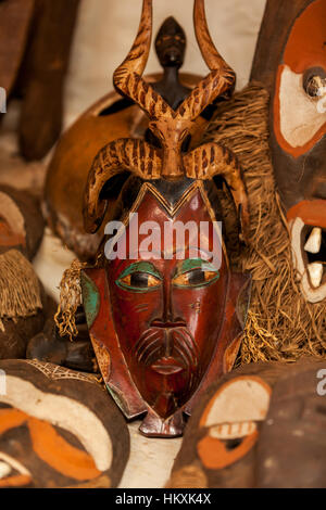 Masai Mara, Kenia - 03 Januar: Skulpturen, Masken für die Zeremonien im Souvenirladen für Touristen 3. Januar 2013 in Masai Mara, Kenia. Holzmasken, Stockfoto