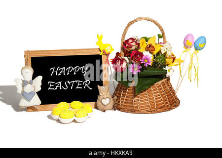 Ostern-Komposition. Ostern-Zusammensetzung von Eiern, Fotorahmen, handgemachte Spielsachen und Blumen in einem Korb auf dem weißen Hintergrund. Stockfoto