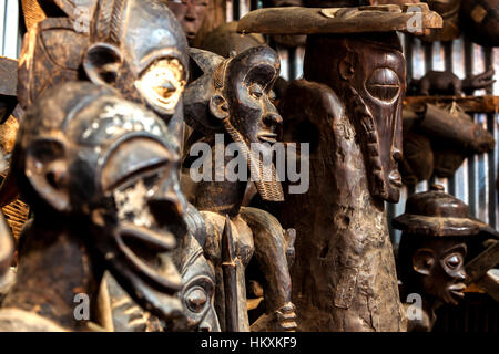 Masai Mara, Kenia - 03 Januar: Skulpturen, Masken für die Zeremonien im Souvenirladen für Touristen 3. Januar 2013 in Masai Mara, Kenia. Holzmasken, Stockfoto