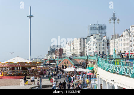 Strandpromenade mit BA Brighton Tower, Kings Road Bögen, Brighton, East Sussex, England, Vereinigtes Königreich Stockfoto