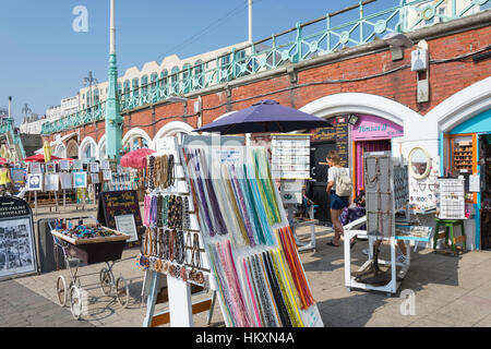 Schmuck und Kunst-Shop anzeigen, Kings Road Bögen, Brighton, East Sussex, England, Vereinigtes Königreich Stockfoto