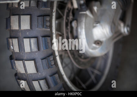 Schuss von einem Motorrad Hinterrad mit knorrigen Reifen hautnah. Stockfoto