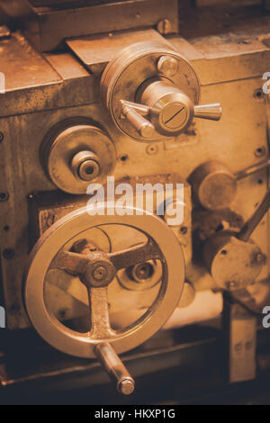 Farbbild eine alte Drehmaschine in einer Werkstatt. Stockfoto