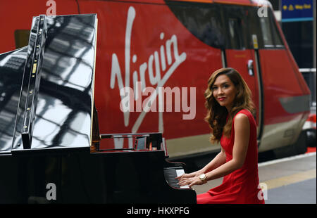 Myleene Klass gibt eine live-Piano-Performance auf einem Stutzflügel Klavier am Bahnhof Kings Cross, London, anlässlich der Fertigstellung eine £40million Investition von Virgin Trains in ihrer Flotte der Ostküste Züge. Stockfoto