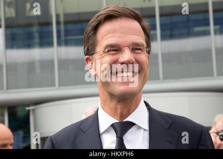 AMSTERDAM - 16. April 2015: Niederländische Ministerpräsident Mark Rutte nimmt an der Eröffnung der AutoRAI 2015. Stockfoto
