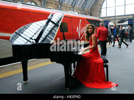 Myleene Klass gibt eine live-Piano-Performance auf einem Stutzflügel Klavier am Bahnhof Kings Cross, London, anlässlich der Fertigstellung eine £40million Investition von Virgin Trains in ihrer Flotte der Ostküste Züge. Stockfoto