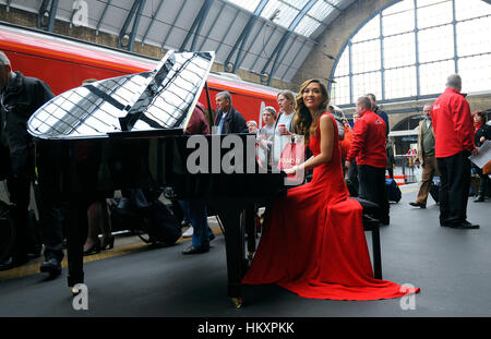 Myleene Klass gibt eine Live-Klavieraufführung auf einem kleinen Flügel am Bahnhof King's Cross in London, um den Abschluss einer 40Millionen £Investition von Virgin Trains in seine Flotte von Zügen der Ostküste zu markieren. Stockfoto