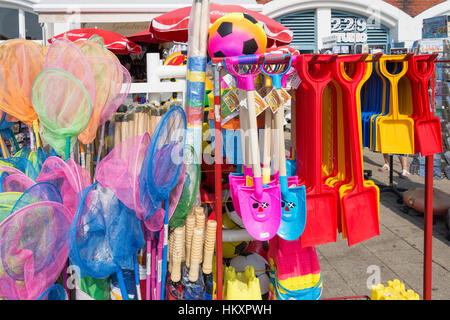 Schaufeln, Spaten und Netze auf Souvenir stall, Kings Road Bögen, Brighton, East Sussex, England, Vereinigtes Königreich Stockfoto