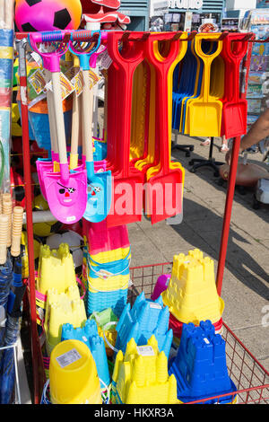 Schaufeln, Spaten und Netze auf Souvenir stall, Kings Road Bögen, Brighton, East Sussex, England, Vereinigtes Königreich Stockfoto