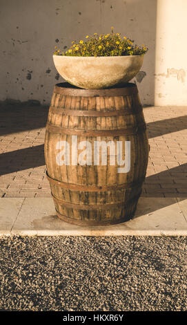 Vintage Holz Fass und Blume Glas auf einem Bauernhof in Italien Stockfoto