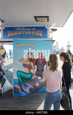 Foto-Board am Pier von Brighton, Brighton, East Sussex, England, Vereinigtes Königreich Stockfoto