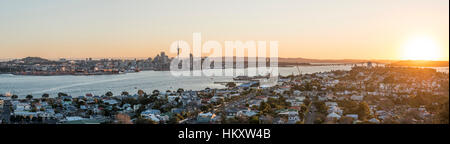 Sonnenuntergang, Waitemata Harbour, Sky Tower, Skyline mit Wolkenkratzern, Central Business District, Region Auckland, Nordinsel Stockfoto