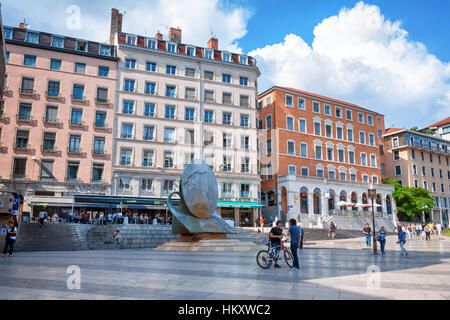 LYON, Frankreich - 19 Mai: Louis Pradel Platz in der Nähe von Oper und Brunnen Skulptur Stockfoto