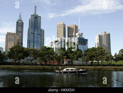 Wasser-Taxi an der Southbank Promenade am Yarra River mit der Skyline der Stadt im Hintergrund, Melbourne, Victoria, Australien Stockfoto