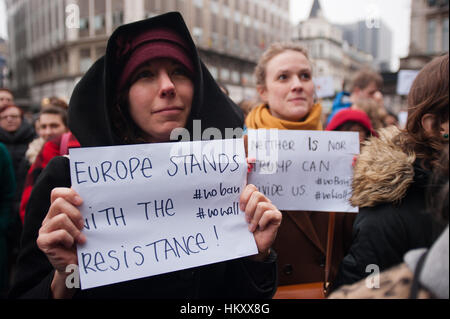 Brüssel, Belgien. 30. Januar 2017. Demonstranten tragen Plakate gegen Trumpf bei der Protest in Brüssel gegen die muslimischen Verbot des Präsidenten Trump in den USA. Bildnachweis: Frederik Sadones/Pacific Press/Alamy Live-Nachrichten Stockfoto