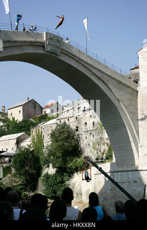 Springen Brückenfest, traditionellen Sprung von der Brücke Stari die meisten in den Fluss Neretva, Mostar, Bosnien und Herzegowina Stockfoto