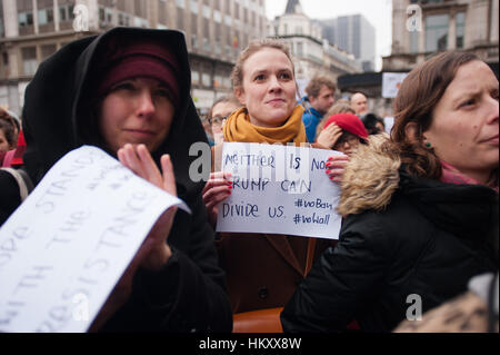 Brüssel, Belgien. 30. Januar 2017. Demonstranten tragen Plakate gegen Trumpf bei der Protest in Brüssel gegen die muslimischen Verbot des Präsidenten Trump in den USA. Bildnachweis: Frederik Sadones/Pacific Press/Alamy Live-Nachrichten Stockfoto