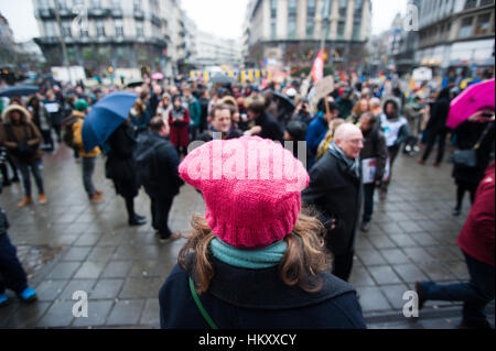 Brüssel, Belgien. 30. Januar 2017. Eine Frau in einem rosa Hut, schaut das Publikum bei den Protest in Brüssel gegen die muslimischen Verbot von Präsident Trump in den USA vor kurzem ein Symbol der Womans Marsch auf Washington. Bildnachweis: Frederik Sadones/Pacific Press/Alamy Live-Nachrichten Stockfoto