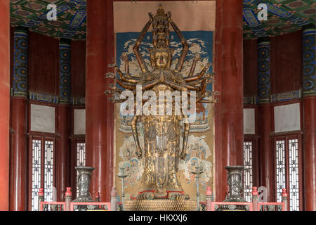 Guanyin-Statue in den Turm der buddhistischen Weihrauch, Sommerpalast, Peking, China Stockfoto