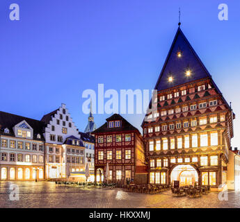 Bäckeramtshaus und Knochenhaueramtshaus auf dem Marktplatz, historische Fachwerkhäuser, Abendstimmung, Hildesheim Stockfoto