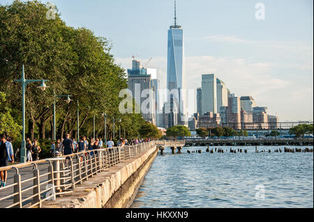 Promenade entlang Hudson River mit Blick auf Lower Manhattan Skyline, One World Trade Center in Manhattan, New York City Stockfoto