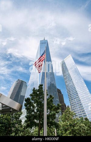 Amerikanische Flagge vor One World Trade Center, WTC, Architekt David Childs am Ground Zero, Manhattan, New York City Stockfoto