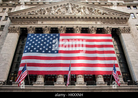 Amerikanische Flaggen am New York Stock Exchange, Börse, Wall Street, Manhattan, New York City, Vereinigte Staaten Stockfoto