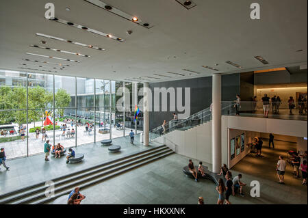 Eingang und Hof des Museum of Modern Art, MoMA, West 53rd Street, Midtown Manhattan, New York City, Vereinigte Staaten Stockfoto