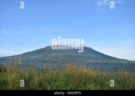 Bogor, Indonesien - November 19 2016 : ein Blick auf den Berg Salak, Bogor, West-Java, Indonesien. Stockfoto