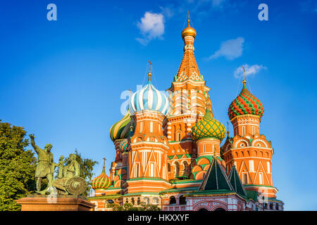 Denkmal für Minin und Poscharski und Basilius Kathedrale am Roten Platz in Moskau, Russland Stockfoto