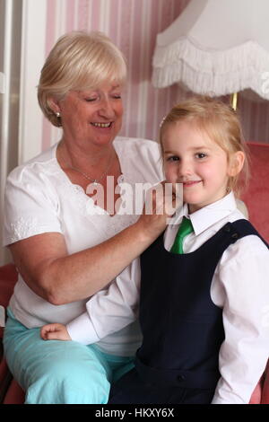 Großmutter und Enkelin feiern am ersten Tag in der Schule, Familie, Großeltern Liebe, Großeltern Konzept, das erste Mal, Liebe glücklich Freude Stockfoto