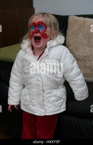 Kleines Mädchen Kind Kind, Schreien unglücklichen Kleinkind Kind weinen in einem Wutanfall Stockfoto