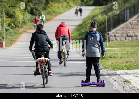 Boy am Hoverboard, e-Board, zweispurige Rollerboard mit elektrischem Antrieb, Radfahrer, Stockfoto