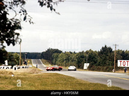 GG von 1961 Ferrari 250 Testa Rossa & Porsche 550 Le Mans Stockfoto