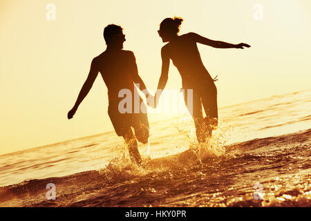 Glückliches Paar Sonnenuntergang Meer laufen