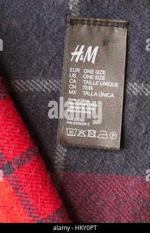 H&M one size Label in tartan Schal in China hergestellt, in verschiedene Sprachen übersetzt - in Großbritannien Großbritannien Großbritannien Stockfoto