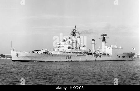 C99 HMS Blake verlässt Portsmouth Dockyard, Portsmouth Harbour Hamsphire, England, UK Stockfoto