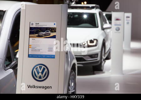 Brüssel - 12. Januar 2016: Neue Volkswagen Autos auf dem Display auf dem Brüsseler Autosalon. Stockfoto