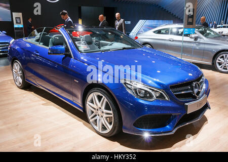 Brüssel - 12. Januar 2016: Mercedes-Benz E-Klasse Limousine E220d AMG auf dem Display auf dem Brüsseler Autosalon. Stockfoto