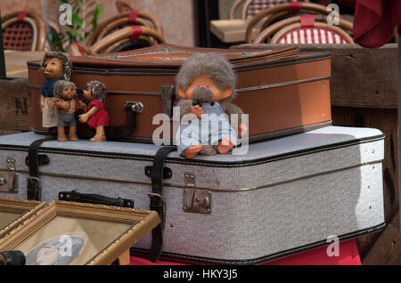 Antike Micki und Mecki auf der Vintage Koffer in den Flohmarkt in Budapest Stockfoto