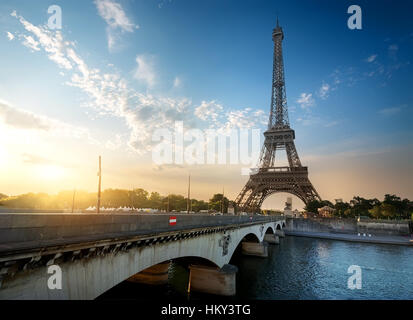 Eiffel Turm und Brücke Iena auf der Seine in Paris, Frankreich Stockfoto